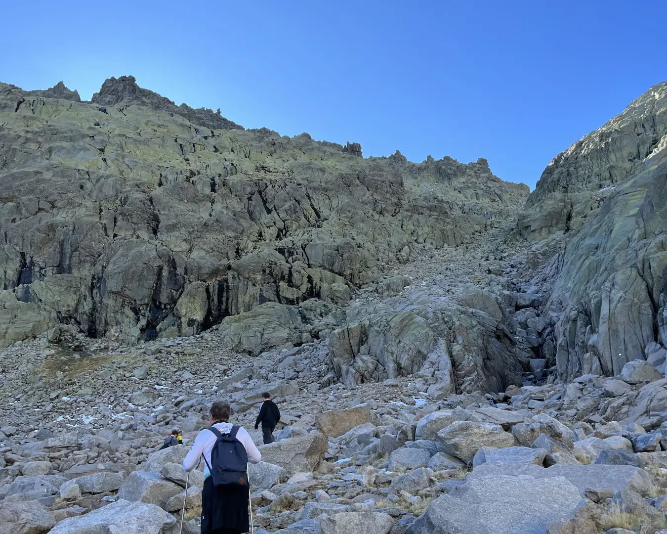 Senderistas cruzando el circo de Gredos, el tramo más alpino del Sistema Central.