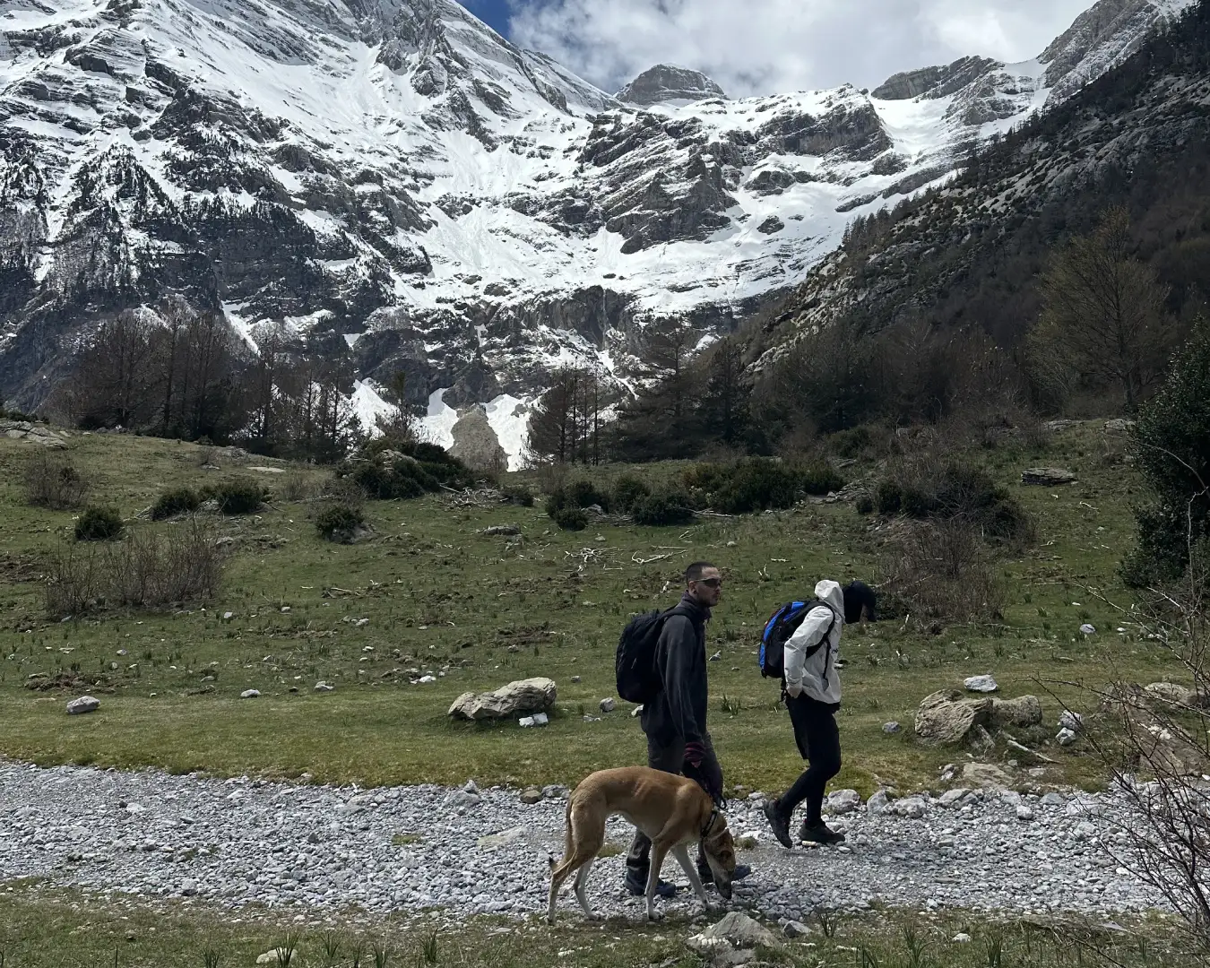El equipo de TREKKINGSIERRA caminando por el Pirineo aragonés