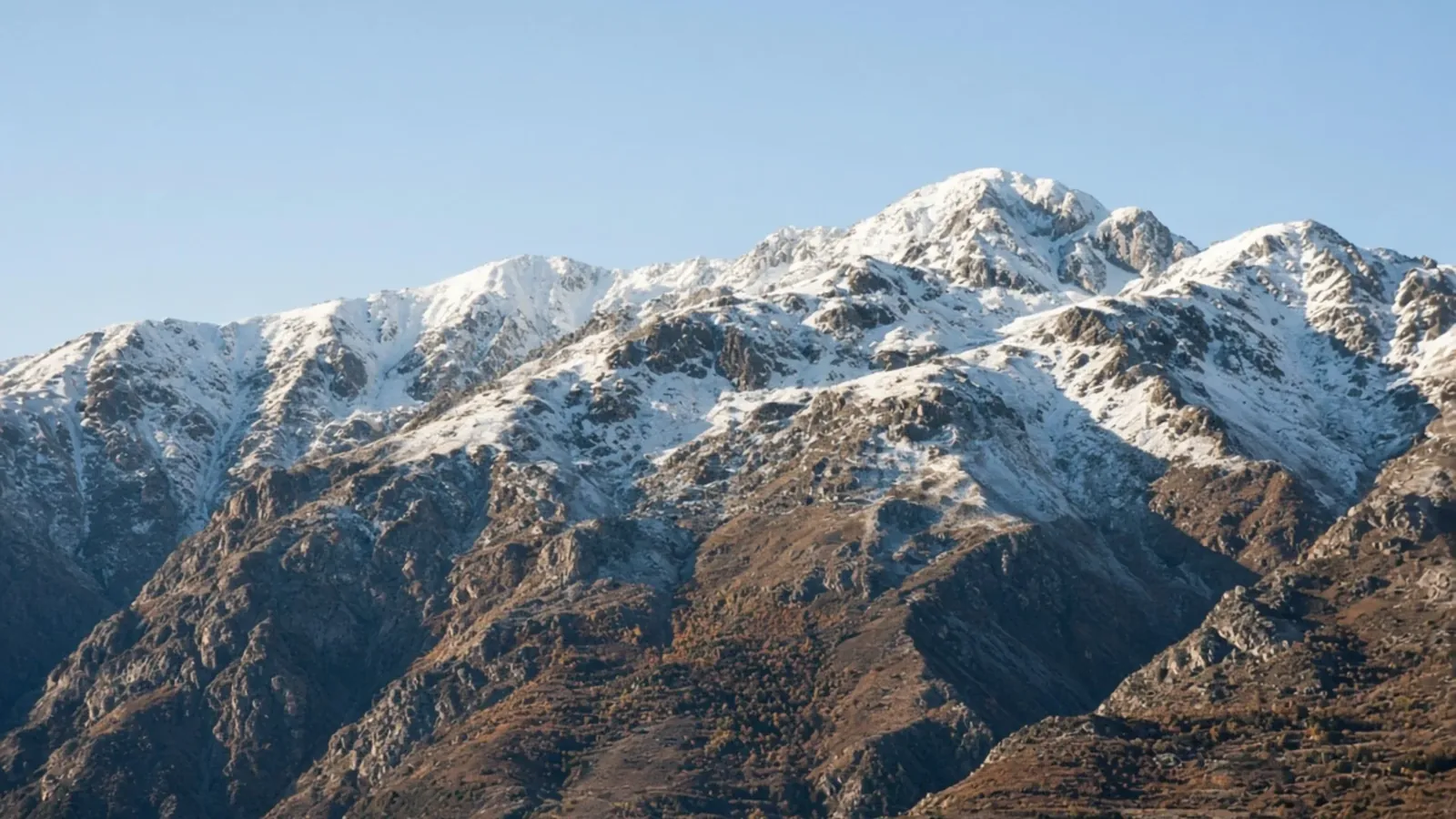 Nieve en Sierra Nevada, alerta por la DANA y final de copa en el Carche